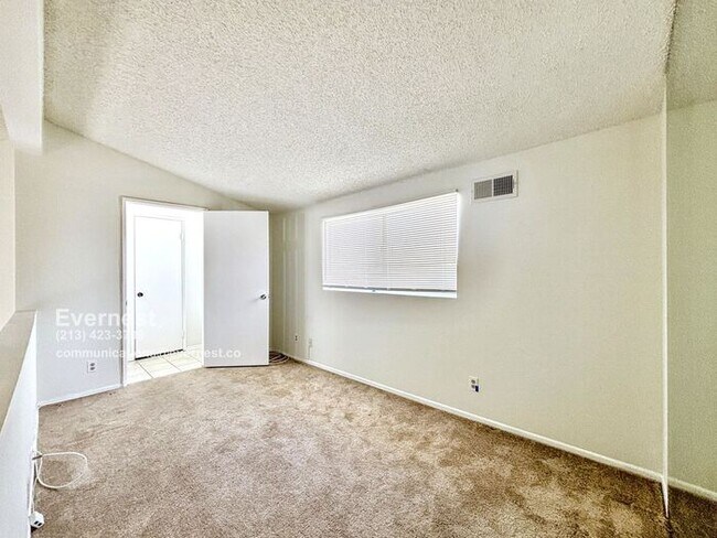 Building Photo - Lovely 2-Bed, 2-Bath Condo with Great Loca...