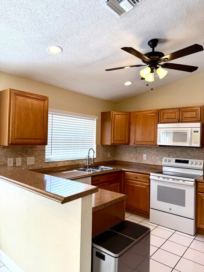 Building Photo - 18292 Clear Brook Cir