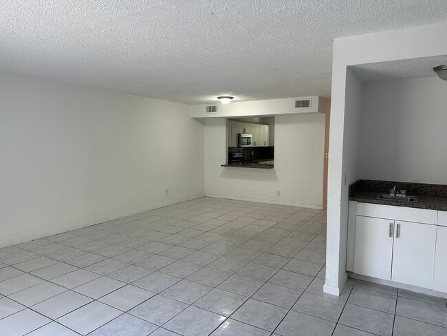 Building Photo - 931 SW 20th Ct