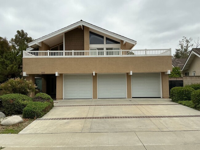 Building Photo - Charming 4 Bedroom 2 Bath 2 Story Home in ...