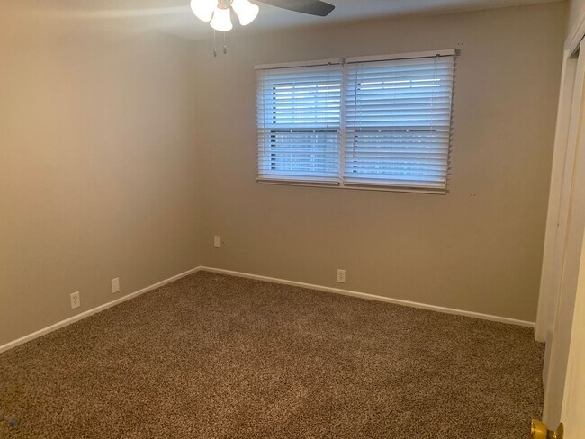 Building Photo - 4 Bedroom in Melanie Park