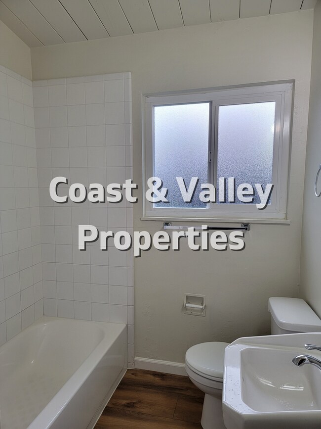 Building Photo - 1085 Sharon Dr