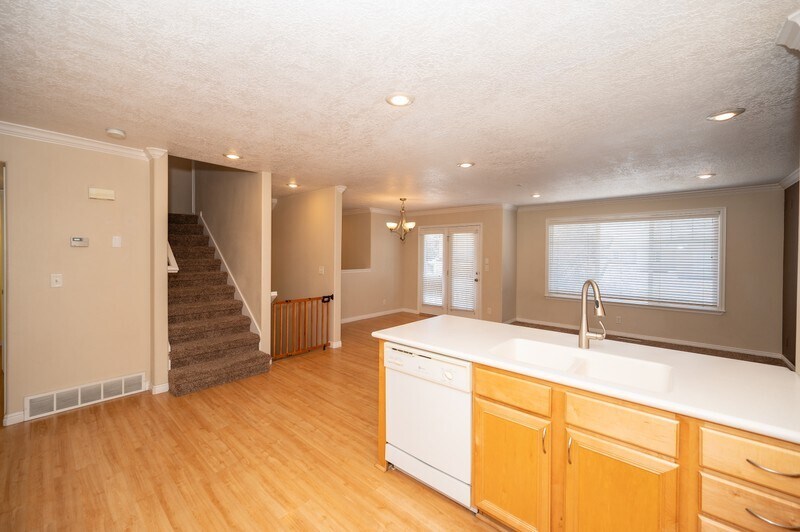 Building Photo - 1341 Alpine Loop