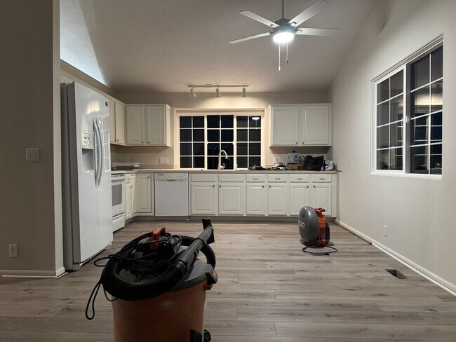 Building Photo - Move-In Ready 3-Bedroom Home with New Flooring & Fenced Yard