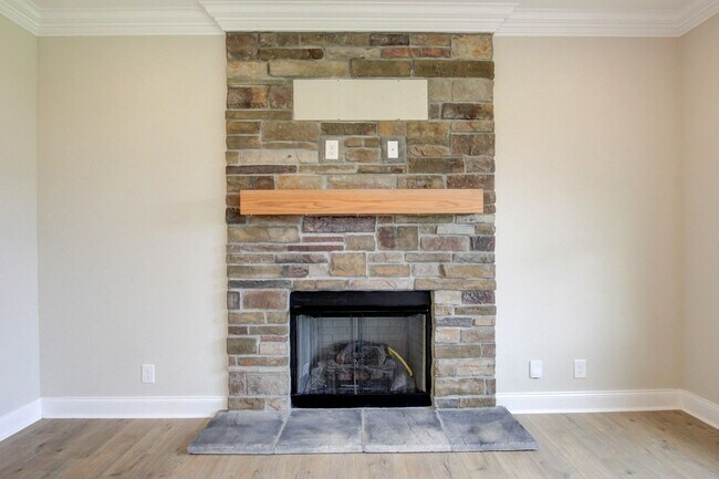 Building Photo - 230 Cotoneaster Ln