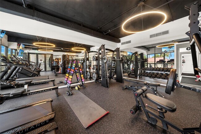 Building Photo - 2555 Collins Ave