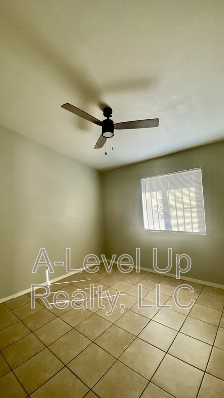 Building Photo - 403 E Thoroughbred St