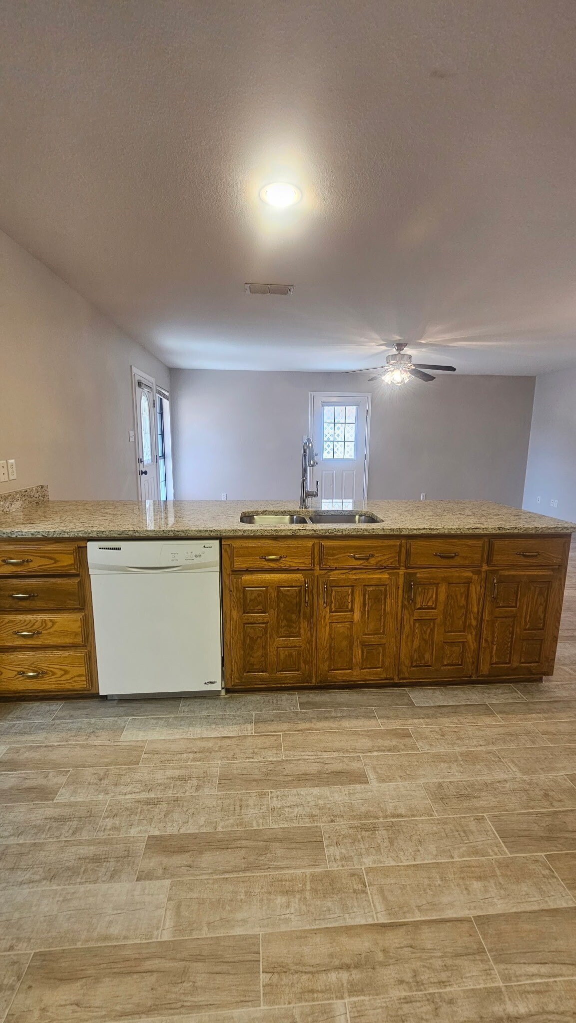 Granite counters lots of storage - 203 Bluebonnet St