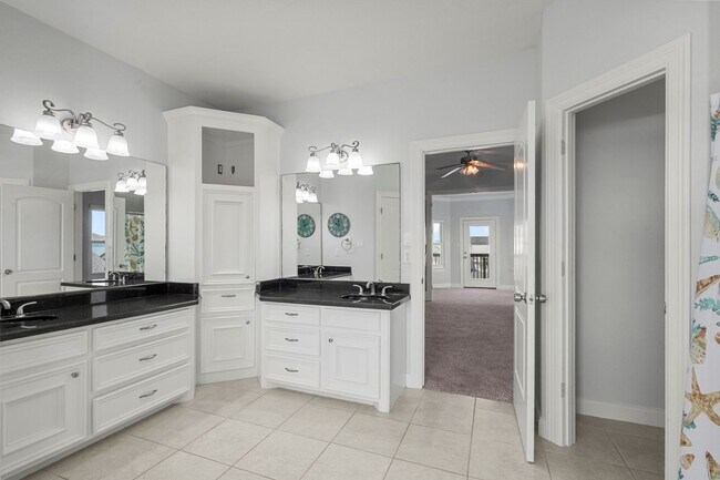 Building Photo - Waterfront Living at Its Best – For Rent on Tiki Island