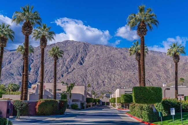 Building Photo - 867 Village Square S