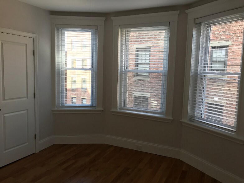 Building Photo - 121 Park Dr