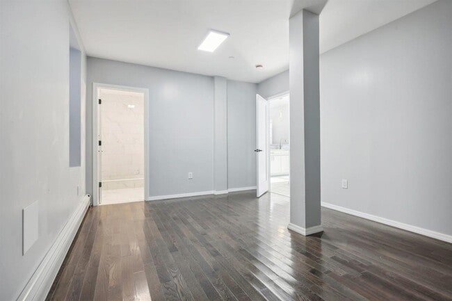 Building Photo - 541 70th St