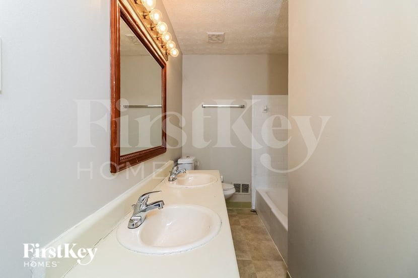 Building Photo - 632 Bralorne Dr