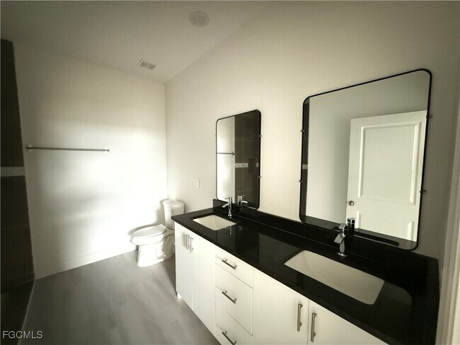 Building Photo - 6018 Acorn Cir