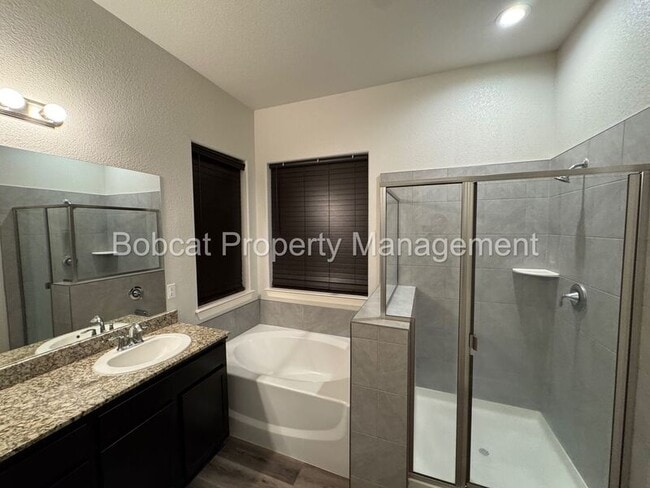 Building Photo - 925 Cranfield Ct