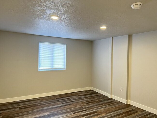 Building Photo - 3Bd/2Ba Two Story House - Available Now!