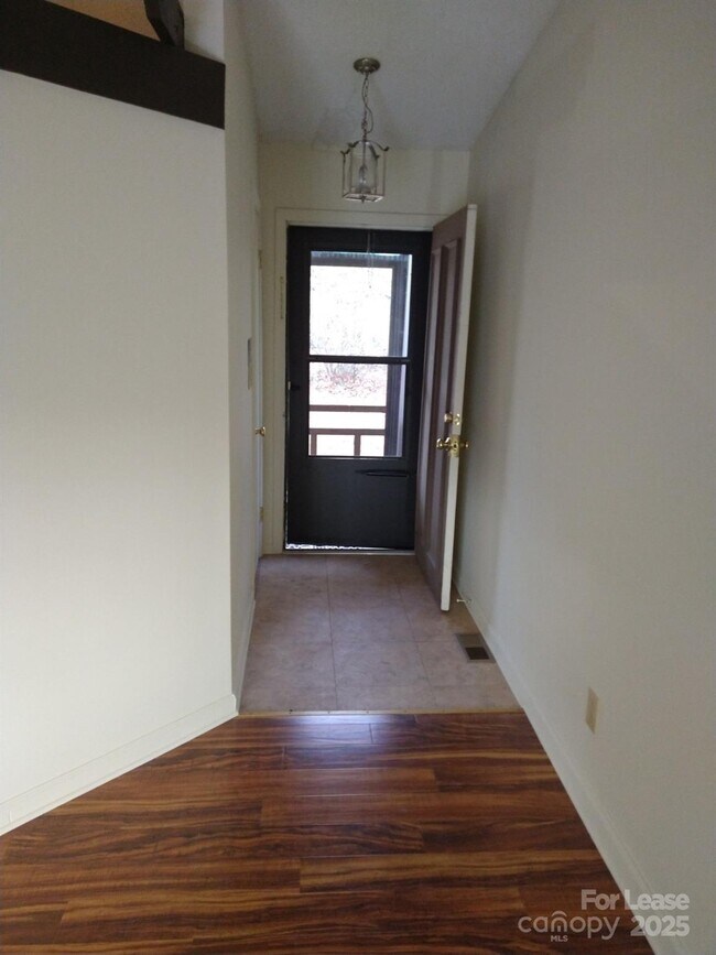 Building Photo - 335 Heather Ct