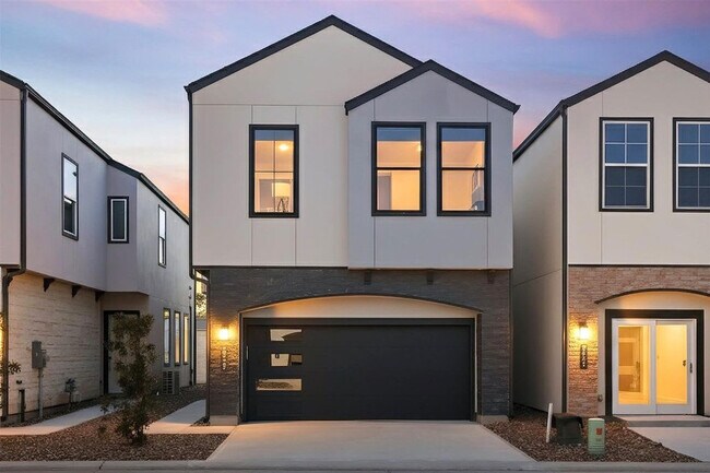 Building Photo - 2909 El Fenice Ln