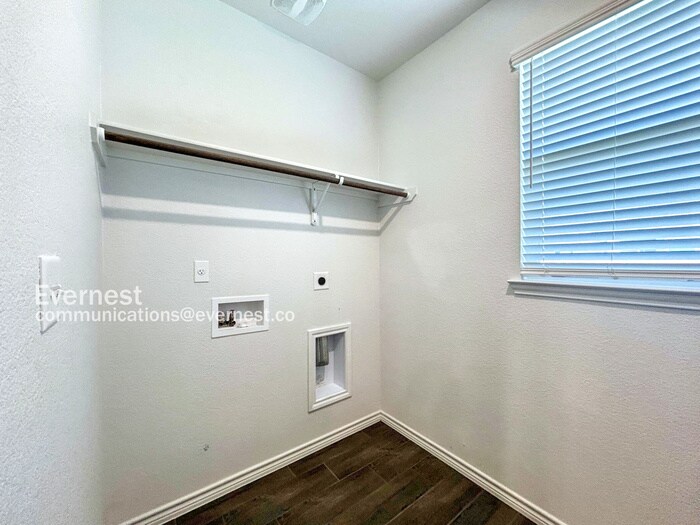 Building Photo - 2216 Hornbeam St