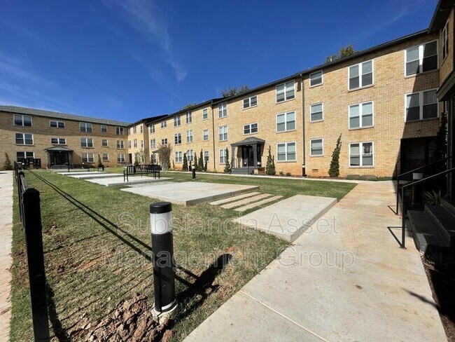 Building Photo - 701 Culbertson Dr