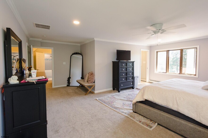 Building Photo - 5143 Venice Ave