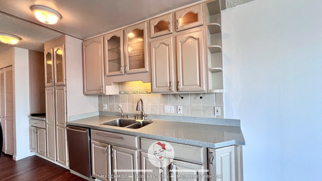 Building Photo - Large corner 2 bedroom surrounded by breathtaking Bay views!