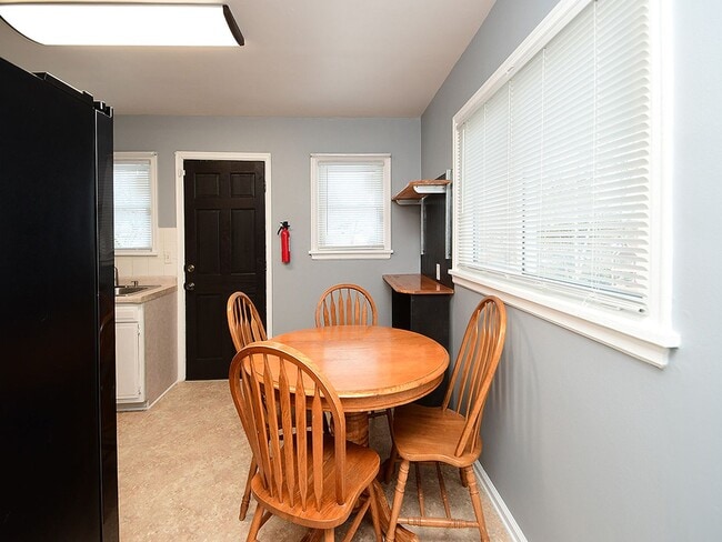 Building Photo - Cute Bungalow