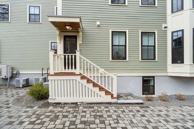 Building Photo - 20 Tufts St