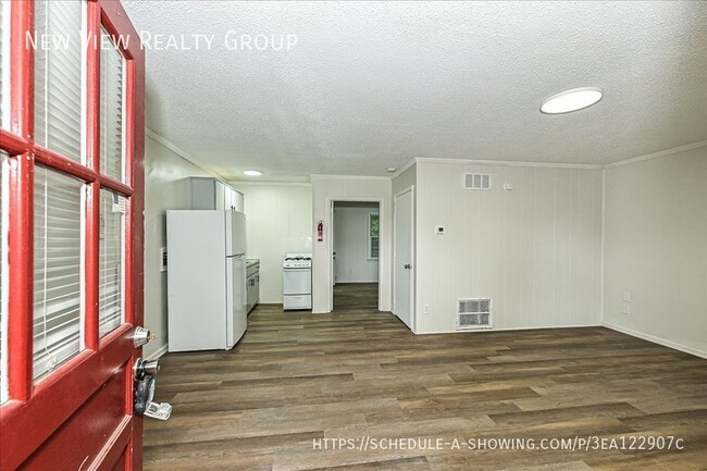 Building Photo - 595 Betty St