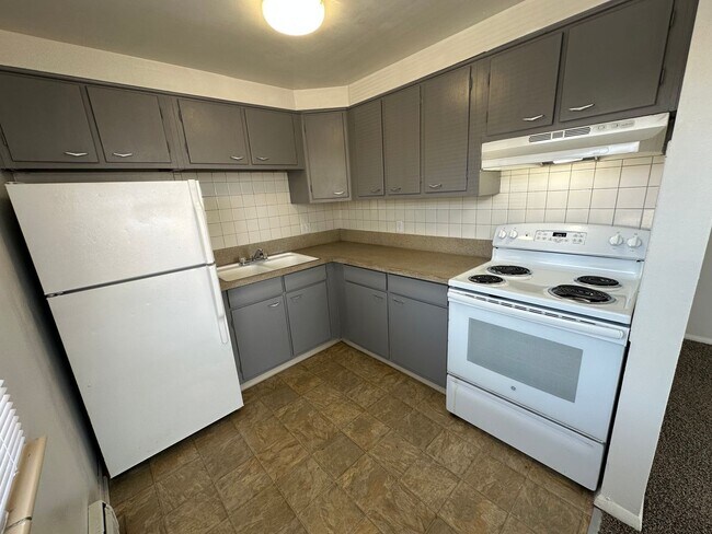 Building Photo - Move in Ready! Newly updated 1 bedroom 1 bath unit in secure building- Off Street Parking!