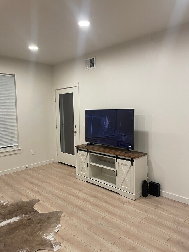 Building Photo - 2221 Willow Dr