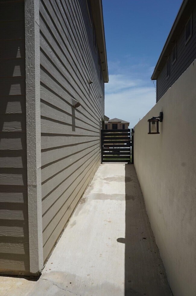 Building Photo - 4307 Regina Dr