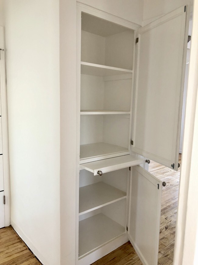 Building Photo - 11672 Oxnard St