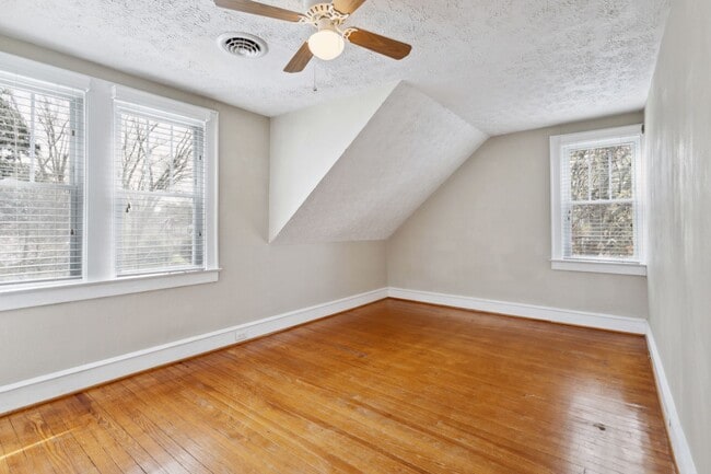 Building Photo - 3307 Kenmore Dr