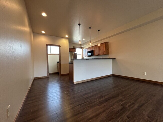 Building Photo - Upgraded 2 Bed, 1.5 Bath Townhouse with St...