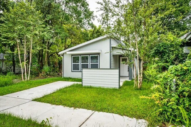 Primary Photo - 1594 W 22nd St