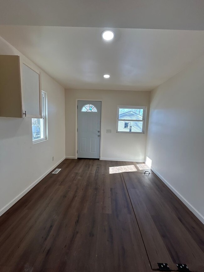 Building Photo - Updated 2-Bedroom, 1-Bathroom Home with Ga...