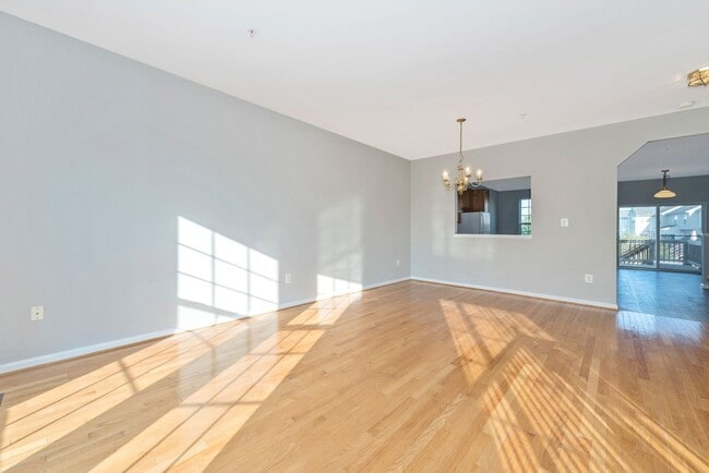 Building Photo - Fantastic Townhouse w/ Garage - Quick High...