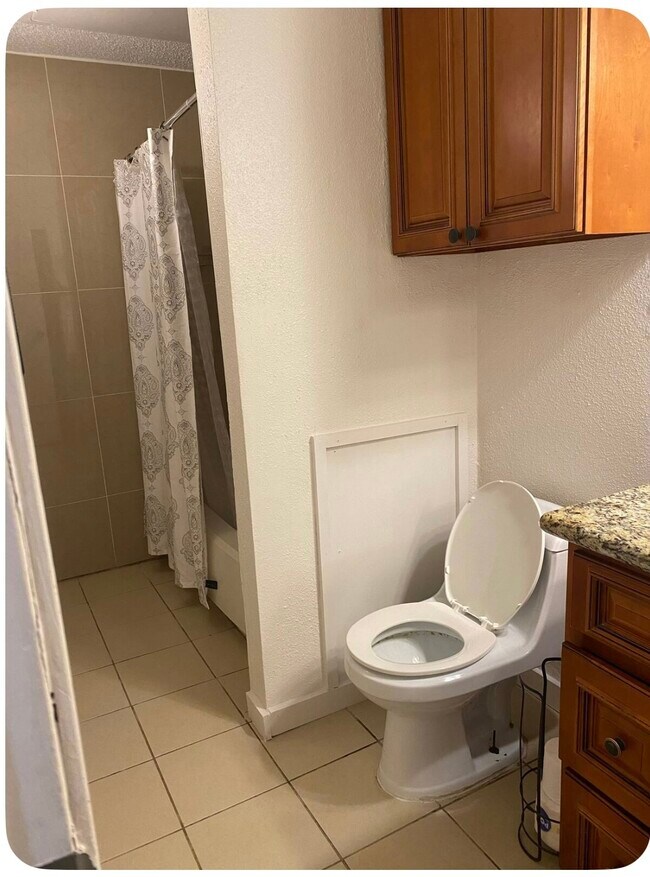 Building Photo - 10855 Meadowglen Ln