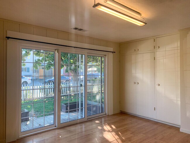 Building Photo - Exceptional Mountain View Home with Guest Suite Near Downtown