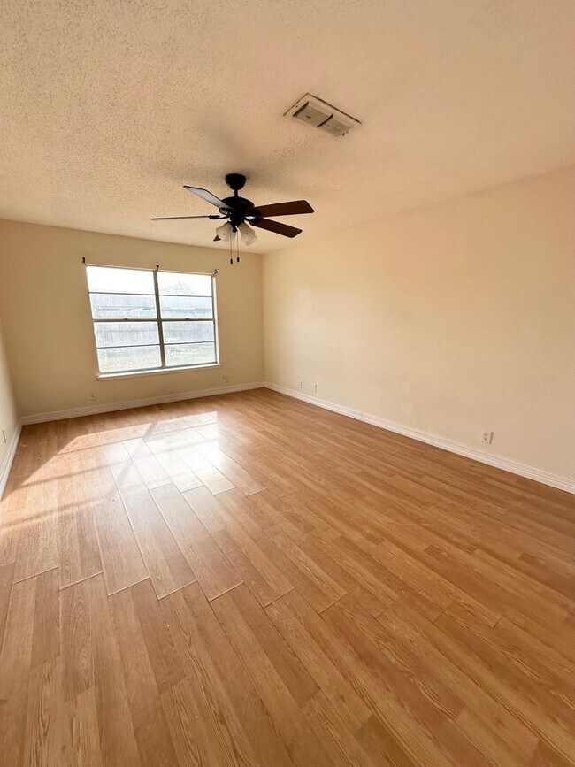 Building Photo - 3 Bed 2 Bath Ready to Rent!