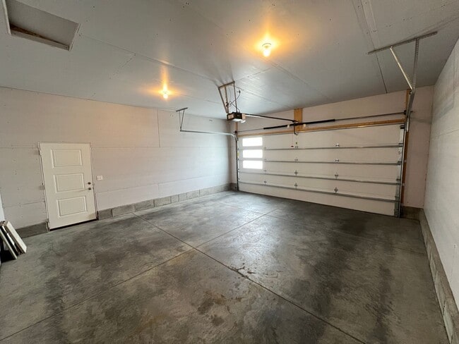 Building Photo - 3 Bed 2 Bath Beautiful Westend Home!