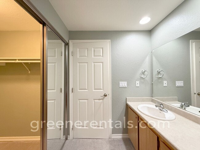 Building Photo - 2BR/1.5BA 3rd Floor Condo Overlooking Sinclair Inlet