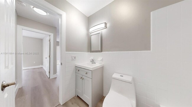 Building Photo - 329 SW 9th Ave