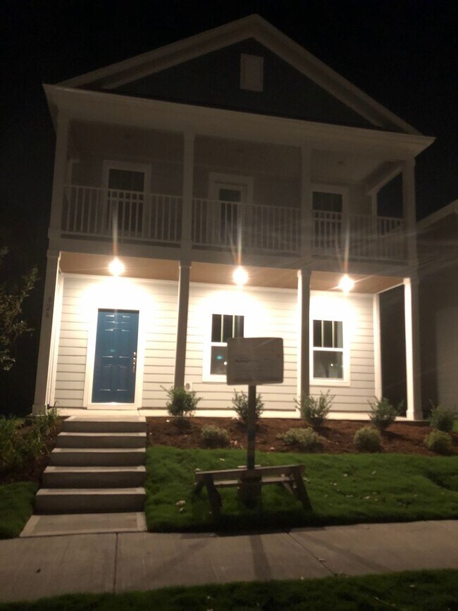 Building Photo - Modern 5 Bed | 3 Bath House in Cary