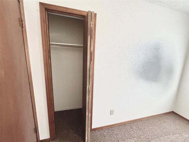 Building Photo - 716 Smalley Dr