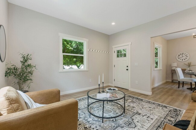 Building Photo - Darling 4 Bed, 2 Bath Home in Spokane!