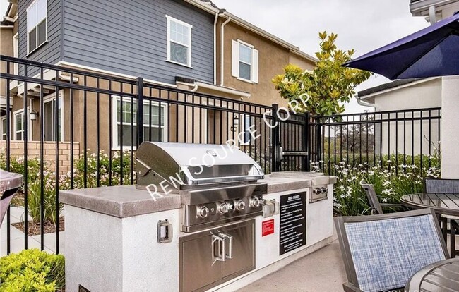 Building Photo - 2 Bedroom Townhome w/ SOLAR located in San...