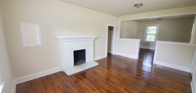 Building Photo - Lovely 2 Bedroom with a Large Yard!