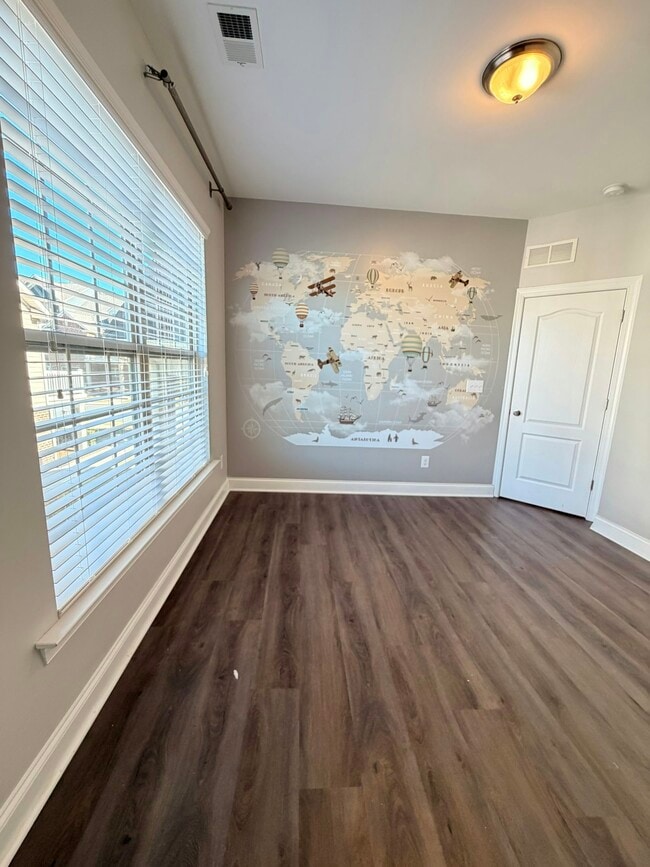 Building Photo - 6258 Cloverdale Dr